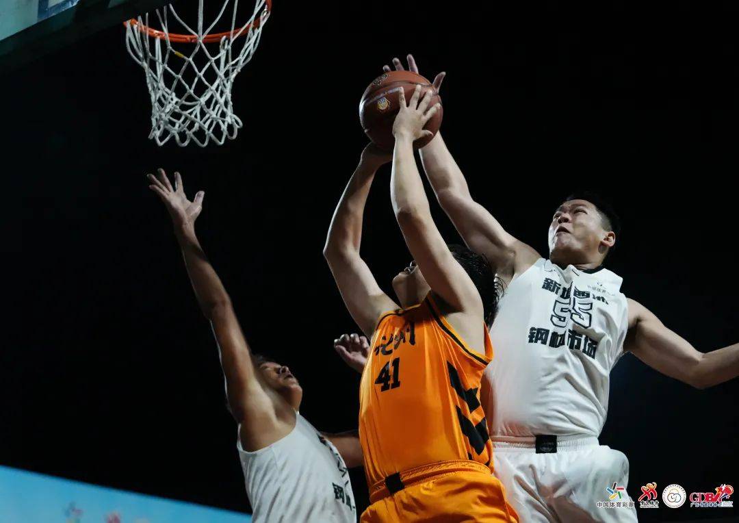 篮球联赛氛围浓厚，球迷期待新一轮对决的简单介绍